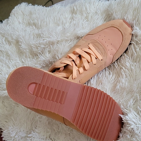 Club Monaco sneakers - Picture 3 of 3